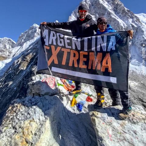 Fer Robledo y Dpasagn Sherpa  en Kala Patthar 5550msnm